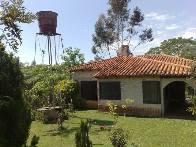Wochenendhaus mit gepflegtem Garten und glasklarem Bachlauf in Piribebuy - Immobilien Paraguay